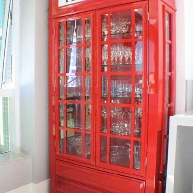 Marcenaria de cristaleira inspirada nas cabines telefônicas de Londres